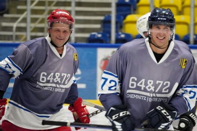 Julius Michel (links) und Tobias Rentzsch hatten am Samstag viel Spaß auf der Eisfläche. 