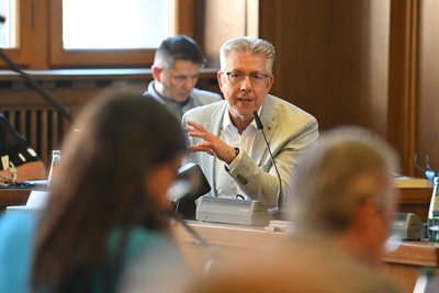 Bürgermeister Ralph Burghart erläutert im Stadtrat das Vorgehen der Stadt.