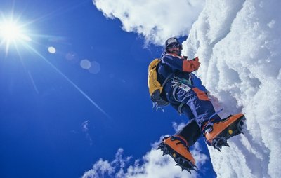Hans Kammerlander am K2. Das vermeintliche Postkartenidyll täuscht ein wenig, der Berg ist eine harte Nuss.