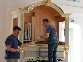 Jede Pfeife kommt an ihren Platz zurück: Tischlermeister Michael Dittrich (links) und Orgelbauer Friedemann Schwarzenberg bauten am Mittwoch das Instrument an seinem neuen Platz zusammen. 