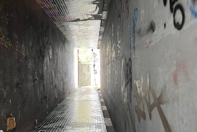 Nach Vandalismus: Nur tagsüber fällt etwas Licht in den Tunnel, nachts bleibt es dunkel.