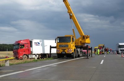 Mehrere Stunden dauerte eine aufwändige Bergung am Montag an der A 4 zwischen den Anschlussstellen Meerane und Schmölln. Ein Sattelzug war von der Fahrbahn abgekommen, in einem Feld gelandet und hatte sich dabei tief in die Erde eingegraben.