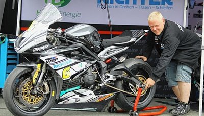 Chefmechaniker Thoralf Nestler stellt sicher, dass die Triumph-Rennmaschine des IDM-Piloten Michal Prasek optimal läuft.