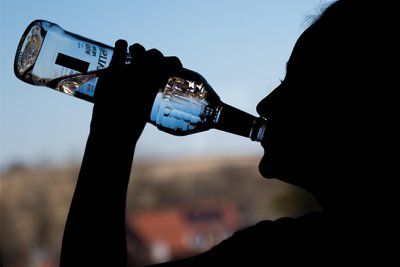 Mit Erlaubnis der Erziehungsberechtigten dürfen jugendliche ab 14 Jahren Alkohol trinken. Das will der Bundesdrogenbeauftragte Burkhard Blienert ändern.