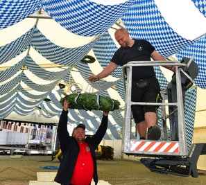 René Kutzke (l.) und Maik Richter haben am Donnerstag beim Aufbau und Schmücken für das Oktoberfest in Mittweida kräftig mit angepackt. 