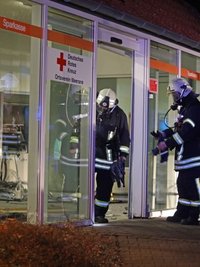 Helfer der Feuerwehr gaben nach der Sprengung den Hinweis zur Zündvorrichtung, an der eine DNA-Spur gefunden wurde. 