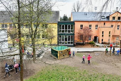 An den Zwischenbau der Grundschule Oberschöna soll der Erweiterungs-Neubau angedockt werden. 