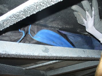 Polizeibeamte fanden am Mittwoch diese Reisetasche mit Schmuggelzigaretten versteckt in einem Reisebus.