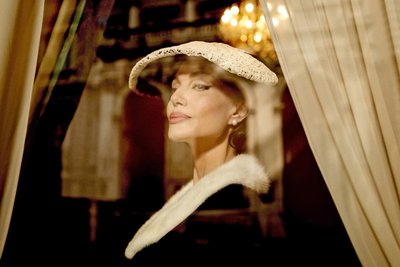 Angelina Jolie als Maria Callas in dem Film „Maria“, der am 6. Februar 2025 in die Kinos kam. Derzeit ist er in Dresden und Chemnitz zu sehen. Vom 6. bis 12. März läuft er im Kinopolis Freiberg.