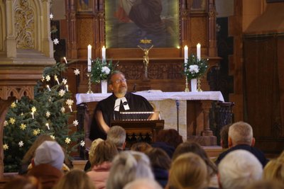 Pfarrer Markus Helbig ist in der Petrikirche vor hunderten Kirchgängern in sein Amt eingeführt worden.