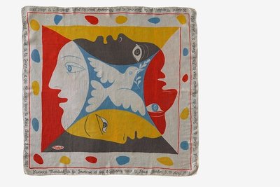 Tuch der französischen Delegation zu den Weltjugendfestspielen in Ostberlin nach einem Entwurf von Picasso. Das Motiv wurde vom Berliner Ensemble als Plakat verwendet. 