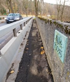 1926 erbaut, seitdem nicht erneuert, dafür aber auf eine Spur eingeschränkt: die Brücke über die Flöha in Höhe der Papierfabrik. 