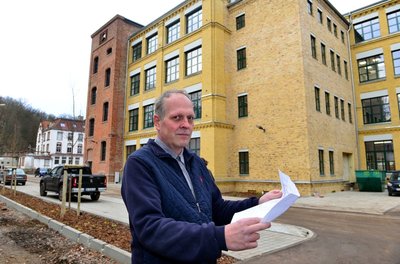 Bauleiter Uwe Müller vor der ehemaligen Baumwollspinnerei in Mittweida. Am Donnerstag wurde das sanierte Gebäude von der Firma Immotrend an den neuen Mieter, das Jobcenter, übergeben. Am Montag beginnt der Umzug.