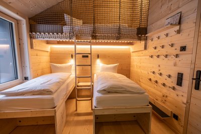 Die „Waldgeflüster“-Zimmer sind für bis zu drei Personen ausgelegt.