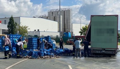 Von den 12.000 Flaschen Bier gingen etwa 640 zu Bruch. Der Gesamtschaden liegt dennoch bei 10.000 Euro. 
