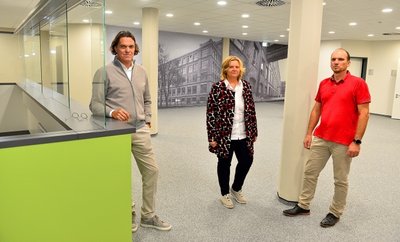 Investor Gerd Göbelbecker (l.) mit Martina Neubert und Mario Döll vom Jobcenter Mittelsachsen im neuen Empfangsbereich. 