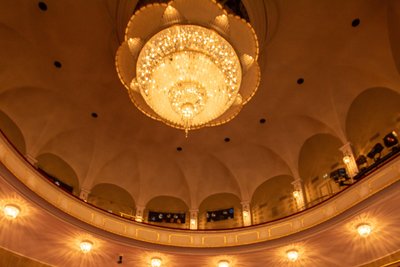 Muss das Licht bald ausgeknipst werden an den Theatern in Plauen und Zwickau? Mit verschiedenen Sparmaßnahmen wird derzeit versucht, diesem Horror-Szenario entgegenzusteuern.