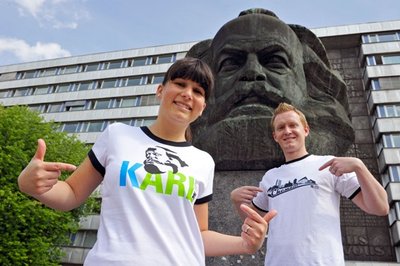 Bettina Hofmann und Christian Kasche stellten am Donnerstag die neuen Chemnitz-T-Shirts vor.