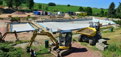 So sieht es derzeit im Freibad in Hainichen aus: Die Becken sind betoniert, die Düsen für die Wasserzufuhr eingebaut. Was fehlt, ist die Kunststofffolie. Derzeit wird die Treppe erneuert, die Rutsche soll in zwei Wochen aufgebaut werden. 