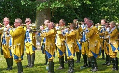 Die Tauchaer Parforcehornbläser werden beim Waldfest am Wochenende in Blockhausen auftreten.
