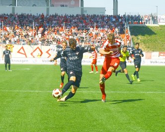 Lion Lauberbach (r.) traf in der ersten Halbzeit nur den Pfosten, kurz vor Schluss machte er das 2:0 für den FSV Zwickau.