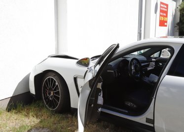 Ein Porsche ist gegen die Wand eines Penny-Marktes geprallt.