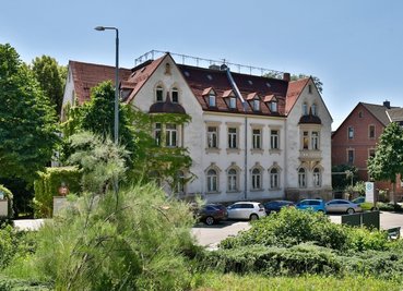 Der Eigentümer der ehemaligen Kommandantur der Sowjetarmee nahe des Seniorenheims "Parkresidenz" in Hohenstein-Ernstthal prüft die Gebäude auf eine mögliche Nutzung. 