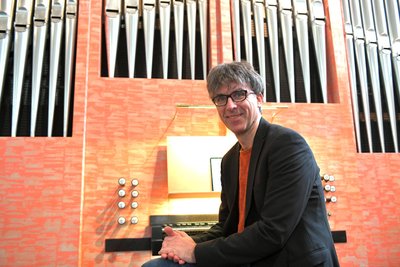 Freibergs Domkantor Albrecht Koch, hier an der Winterhalter-Orgel in der Annenkapelle des Doms St. Marien zu Freiberg.