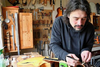 Gitarrenbaumeister Torsten Preuß in seiner Werkstatt in Markneukirchen. 