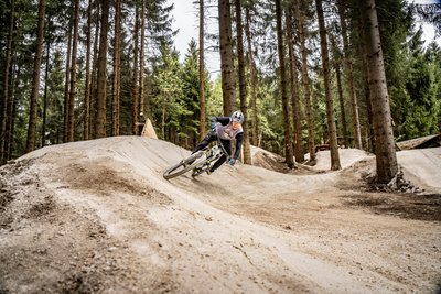 Direkt am Basislager gibt es einen neuen Trail für Mountainbiker. Entworfen und gebaut hat den Parcours mit Kurven und Sprüngen Mountainbike-Profi Guido Tschugg aus Bayern.