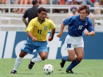 Zweikampf im WM-Finale 1994: Brasiliens Stürmer Romario (l) gegen Italiens Roberto Donadoni. (Archivbild)