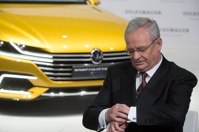 Wann wird Volkswagen seinen Erzrivalen Toyota überholen? Volkswagen-Chef Martin Winterkorn schaut schon mal auf die Uhr.