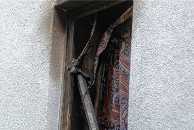 Einen Tag nach dem Brand im Mehrfamilienhaus mit acht Wohnungen kann man die Gefahr nur noch erahnen. 