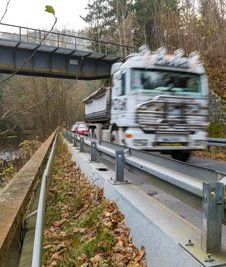 Überbleibsel aus verschiedenen Jahrzehnten: Ufermauer, Geländer und Leitplanke im Bereich der Bahnbrücke Kamerun. 