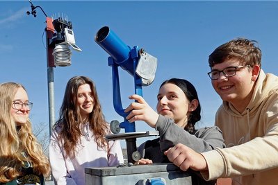 Die Schüler des Pestalozzi-Gymnasiums Rodewisch interessieren sich nicht nur für die Wetterstation, sie nutzen außerdem die Beobachtungstechnik an der Sternwarte. Im Bild sind Katharina Unger, Luisa Koller, Lilli-Sophie Dittmann und Anton Gläser (von links) von der Klasse 10 a bei Beobachtungen zu sehen. 