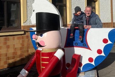 Da staunen Groß und Klein: Uwe Löschner, Chef des Nussknackermuseums Neuhausen, und sein Sohn Karl bewundern den Neuankömmling.