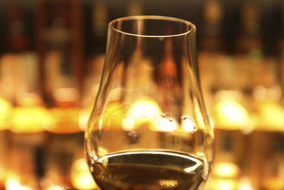 Ein Glas Whisky. Am Freitag gibt es in Freiberg ein Whiskytasting.