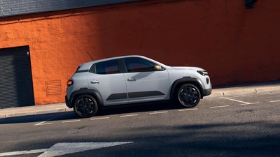Preiswert, wendig und ideal für kürzere Strecken: Der Dacia Spring electric eignet sich besonders als Stadtauto. 