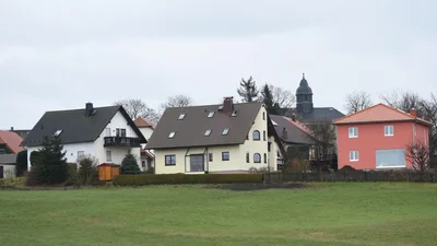 Auch in Burgstädt (im Bild das Wohngebiet an der Tauraer Straße im Ortsteil Herrenhaide) träumen viele von einem eigenen Haus. Die Stadt profitiert dabei auch von der Nähe zu Chemnitz. 