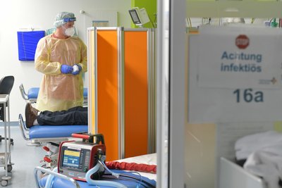 Notfallbereich für Corona-Patienten in der Notaufnahme des Kreiskrankenhauses Freiberg, im Bild der kommissarische Leiter Sven Proske. 