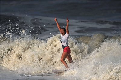 Die US-Amerikanerin Carissa Moore surfte bei den Damen zu Gold.