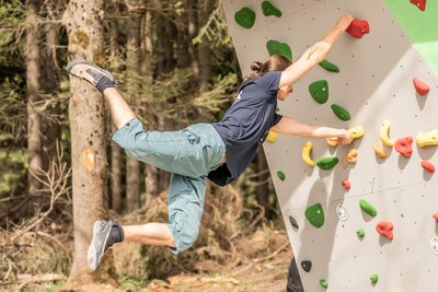 Am Boulderblock können sich große und kleine Kletterer austoben.