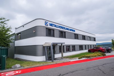 Bei Metallveredlung Kotsch in Schneeberg arbeiten Ferienschüler an den verschiedenen Stationen der Produktion mit.