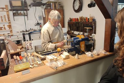 Matthias Meyer führte zum Tag des traditionellen Handwerks das Drechseln vor.