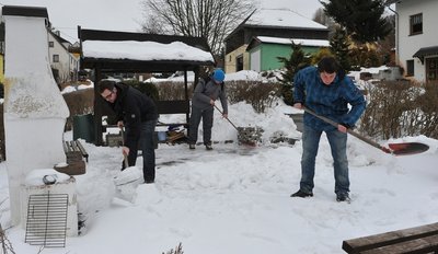 Eine Gruppe junger Leute hat bei der Gemeinde Burkhardtsdorf die Pflegepatenschaft für eine Fläche an der Gelenauer Straße in Kemtau übernommen und sich den Ort als Treff hergerichtet. András Nagy, Max Uhlig und Ivo Hake (v. l.) schoben dort am Mittwoch Schnee.