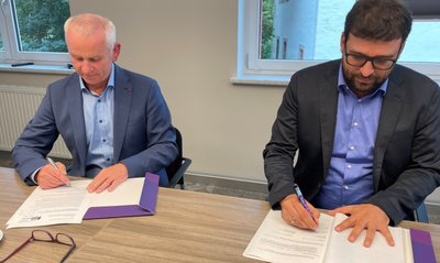 Unterzeichnung des Vertrages zwischen SWG Uwe Matthe (l.) und Vorstand der Diakonie Ruben Meyer.