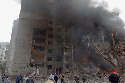 Feuerwehrleute löschen nach einem russischen Luftangriff in Tschernihiw ein Feuer in einem beschädigten Wohnblock.