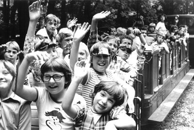 Kinder haben Spaß bei einer Fahrt im August 1979.