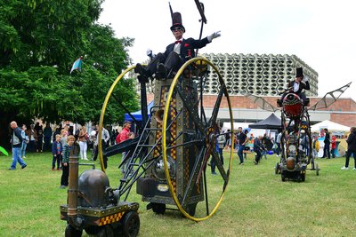 Walking Act im Stil des Steampunks im Stadthallenpark, Makers united in Chemnitz. Foto: Falk Bernhardt/Archiv
