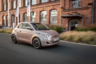 Der Fiat 500e bietet in der Einstiegsvariante eine geringe Reichweite und überzeugt nicht beim Schnellladen. Als Zweitwagen oder für Singles, die wenig Platz brauchen, eignet er sich aber gut. 